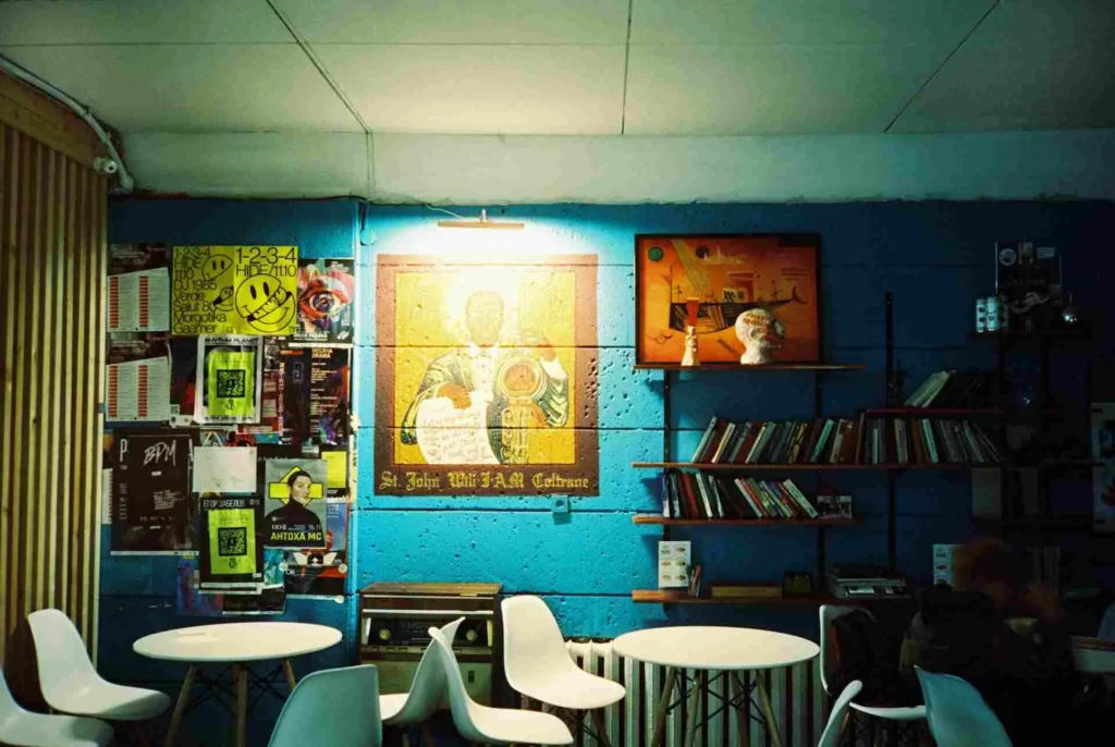 wall-showing-decor-and-paintings
